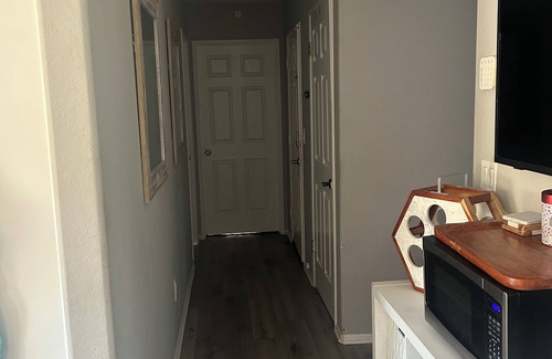 Val Verde Casa | Charming 2-bedroom house with WiFi, AC Near SixFlags
