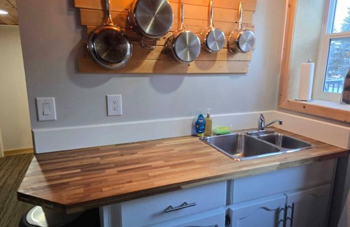 Nipawin Casa | Charming 2-bedroom house in Nipawin with AC, WiFi, fitness room