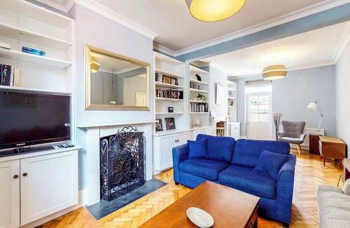 Bow West Casa | Charming 2 Bedroom House With a Garden in Bow