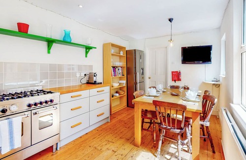 Bow West Casa | Charming 2 Bedroom House With a Garden in Bow