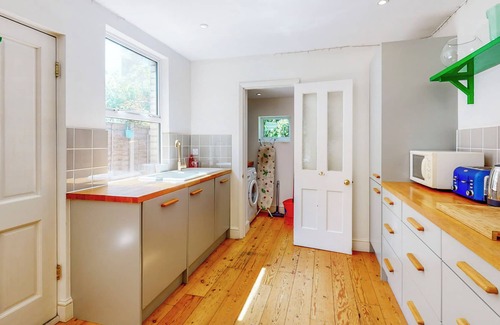 Bow West Casa | Charming 2 Bedroom House With a Garden in Bow