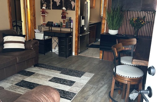 Inkster Casa | Charming 2-bedroom house in Inkster with WiFi access 10 MINUTES FROM DTE