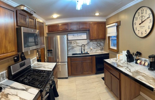 Inkster Casa | Charming 2-bedroom house in Inkster with WiFi access 10 MINUTES FROM DTE