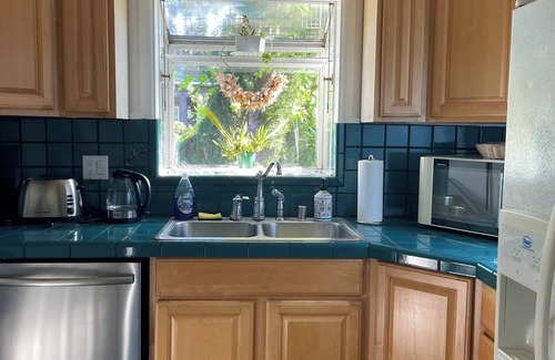 Alki Casa | Charming 2-bedroom house with AC, WiFi in amazing Seattle