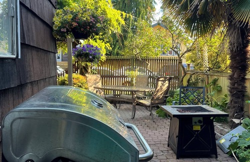Alki Casa | Charming 2-bedroom house with AC, WiFi in amazing Seattle