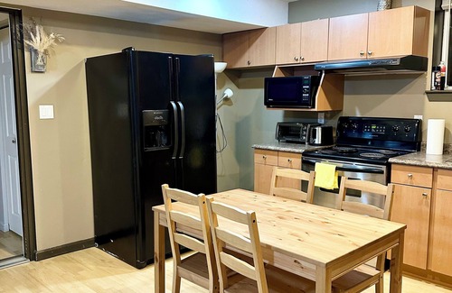 Southwest Gordon Estate Casa | Charming 2-bedroom house in cool Langley with Free Parking