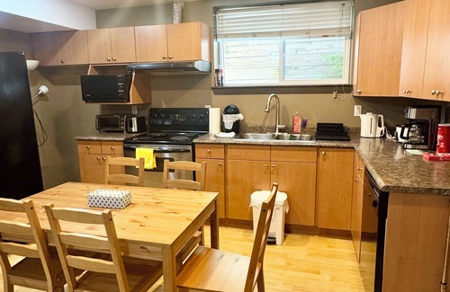 Southwest Gordon Estate Casa | Charming 2-bedroom house in cool Langley with Free Parking