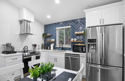 Lodi Casa | Charming 2-bedroom house in lovely Lodi with WiFi, AC