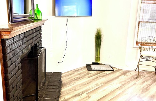 Macon Casa | Charming 2-bedroom house in tranquil Macon with AC. Pets welcome.