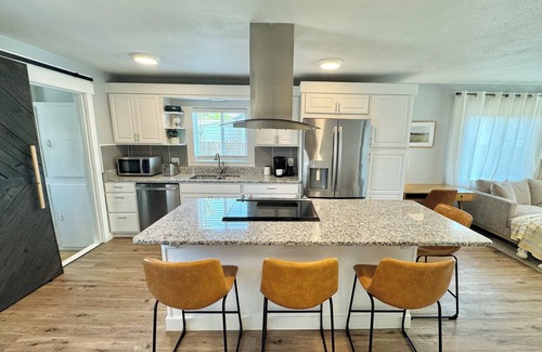 Albany Casa | Charming 2-bedroom house in Albany with AC, WiFi