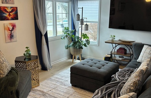 Aurora Casa | Charming 2-bedroom house with Feather Theme , WiFi in excellent Aurora