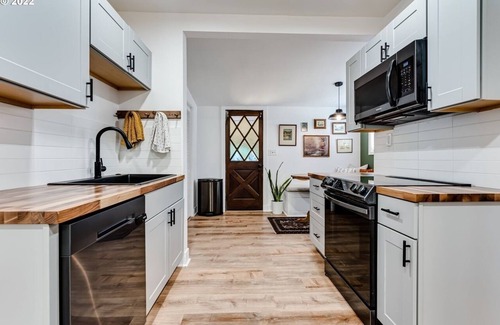 West Eugene Casa | Charming 2 bedroom house, 1 mile from U of O and 7 minute walk to DT Eugene.