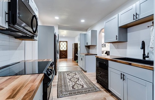 West Eugene Casa | Charming 2 bedroom house, 1 mile from U of O and 7 minute walk to DT Eugene.
