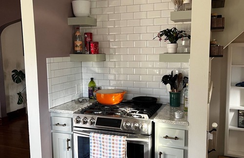 Benson Casa | ~Charming 2-bedroom house in Omaha's Dundee Historic District~