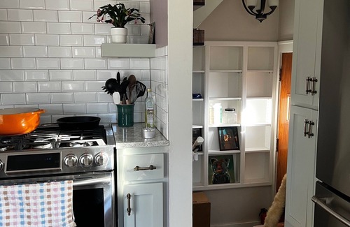 Benson Casa | ~Charming 2-bedroom house in Omaha's Dundee Historic District~