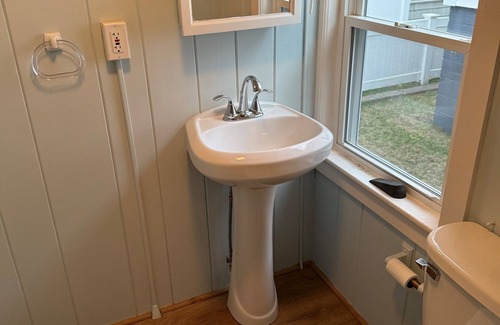 Hampton Casa | Charming 2-bedroom house with AC, WiFi in lovely UNIT B