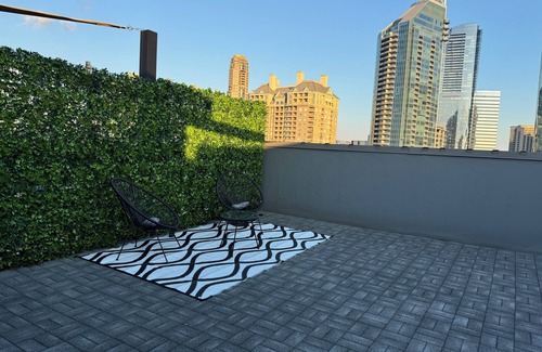 Buckhead Condominio | Charming 2-bedroom in Atlanta with HUGE PRIVATE rooftop terrace