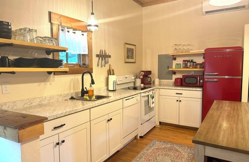Cullowhee Cabaña | Charming 2 bedroom in between Highlands/Cashiers fireplace, steam shower