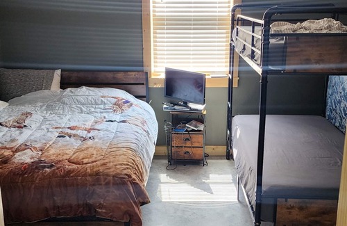 Washington County Cabina | Charming 2-bedroom lodge with WiFi, AC, quietly tucked away in the woods.
