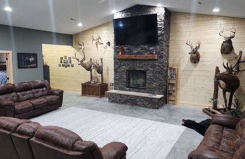 Washington County Cabina | Charming 2-bedroom lodge with WiFi, AC, quietly tucked away in the woods.