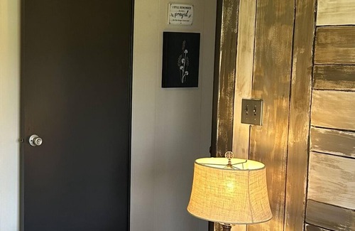 Cynthiana Casa | Charming 2-bedroom mobile home with AC and WiFi in Hillsboro