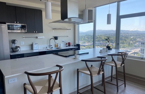 Wilburton Apartamento | Charming 2-bedroom + office penthouse with Mt Rainier views in Bellevue downtown