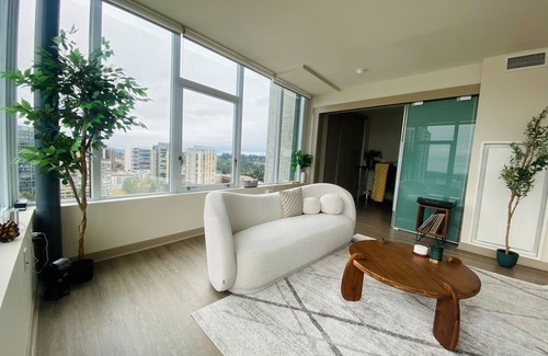 Wilburton Apartamento | Charming 2-bedroom + office penthouse with Mt Rainier views in Bellevue downtown