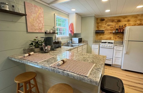 Scobey Casa | Charming 2-bedroom pet friendly mobile home in brilliant Courtland with WiFi, AC