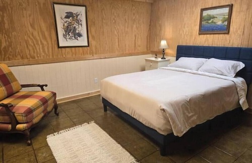 Walhalla Cama Y Desayuno | Charming 2-bedroom pet-friendly apartment with large fenced yard, AC, WiFi