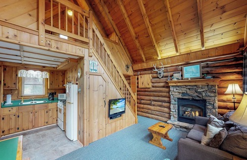 Gaines Cabina | Charming 2-bedroom Private Cabin in Gaines, Hot Tub, WIFI, Fire Ring, Pool Table