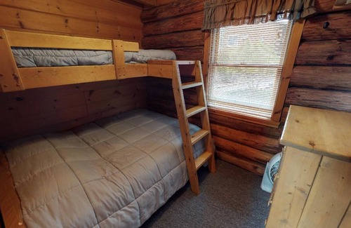 Gaines Cabina | Charming 2-bedroom Private Cabin in Gaines, Hot Tub, WIFI, Fire Ring, Pool Table