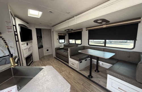 Round Top Casa | Charming 2-bedroom RV in lovely Round Top with AC sleeps 8