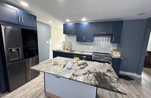 Kyle Apartamento | Charming 2-bedroom studio with Balcony ,AC, WiFi in lovely Kyle,