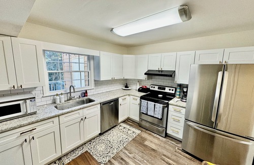 Crestline Heights Casa | Charming 2-bedroom townhome conveniently located