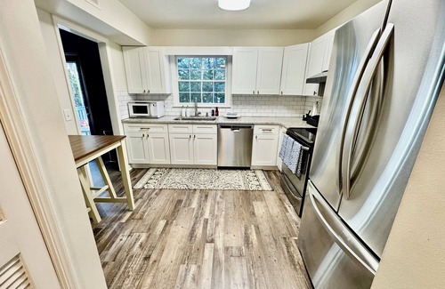Crestline Heights Casa | Charming 2-bedroom townhome conveniently located