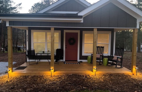 Seneca Cabaña | Charming 2-bedroom Tiny House with WiFi, near Clemson University & Lake Keowee.