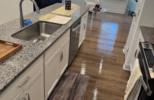 Biddleville Casa | Charming 2-bedroom townhome with AC and WiFi 10 MINUTES FROM DOWNTOWN