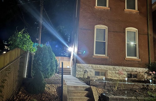 St. Louis Casa | Charming 2-bedroom townhome in lovely St. Louis with AC, WiFi