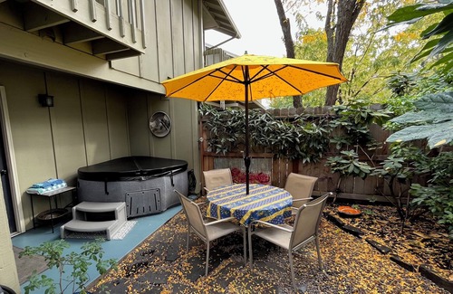 Ashland Casa | Charming 2-bedroom townhome in serene Ashland with hot tub and fireplace