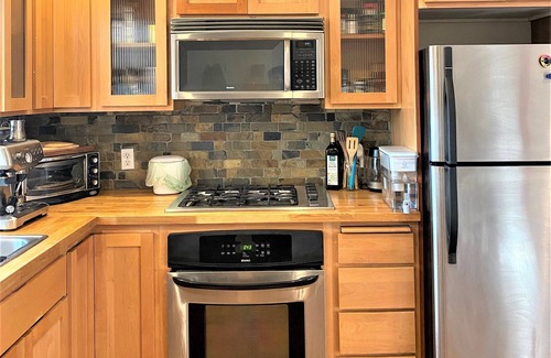 Mann Casa | Charming 2-bedroom townhome in Seattle with free parking, patio, office space