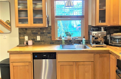 Mann Casa | Charming 2-bedroom townhome in Seattle with free parking, patio, office space
