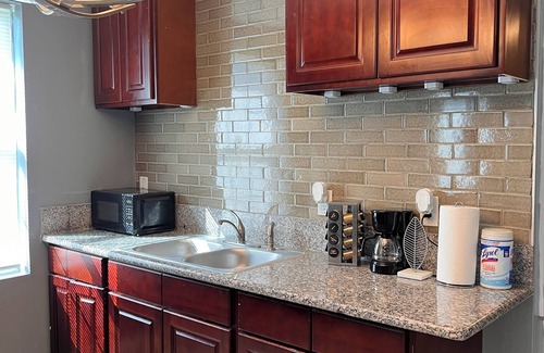 Kenner - Louis Armstrong International Airport Casa | Charming 2-bedroom townhome 5 mins from Airport