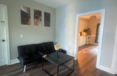 Chardon Apartamento | Charming 2-bedroom upstairs apartment in lovely Chardon with AC