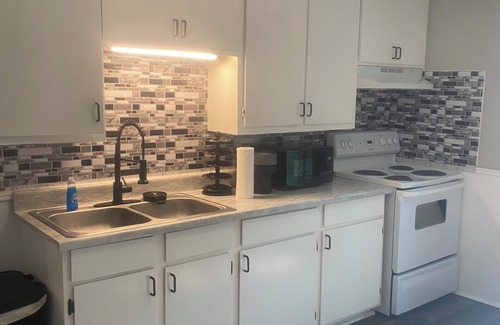 Chardon Apartamento | Charming 2-bedroom upstairs apartment in lovely Chardon with AC