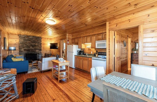 Bryson City Cabina | Charming 2-bedroom cabin in Bryson City with access to pool and horse stables