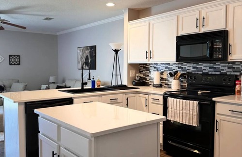 Clarksville Condominio | Charming 2-bedroom condo with AC and WiFi in welcoming Clarksville