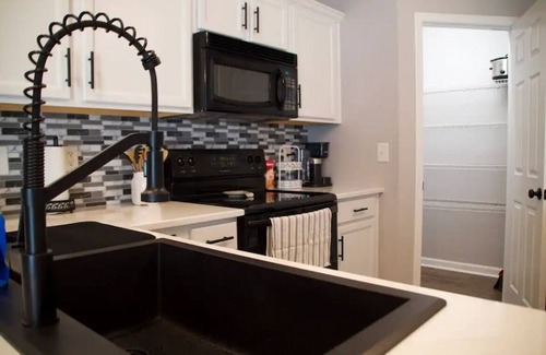 Clarksville Condominio | Charming 2-bedroom condo with AC and WiFi in welcoming Clarksville