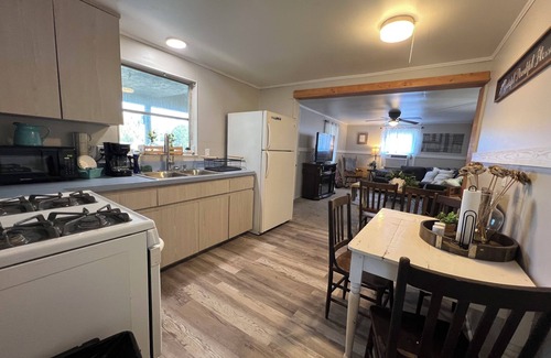 Crystal River Cabaña | Charming 2-bedroom cottage with AC, WiFi in Crystal River