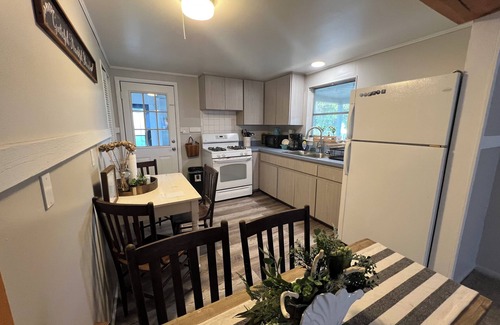 Crystal River Cabaña | Charming 2-bedroom cottage with AC, WiFi in Crystal River