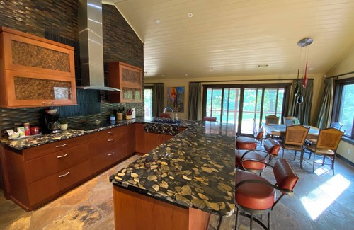 Fayetteville Casa | Charming 2-bedroom Lakehouse. Large deck and great views.